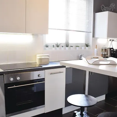 Beautiful In With 1 Bedrooms And Wifi *