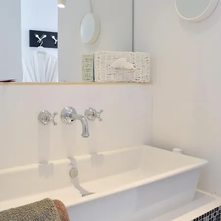 Beautiful In With 1 Bedrooms And Wifi